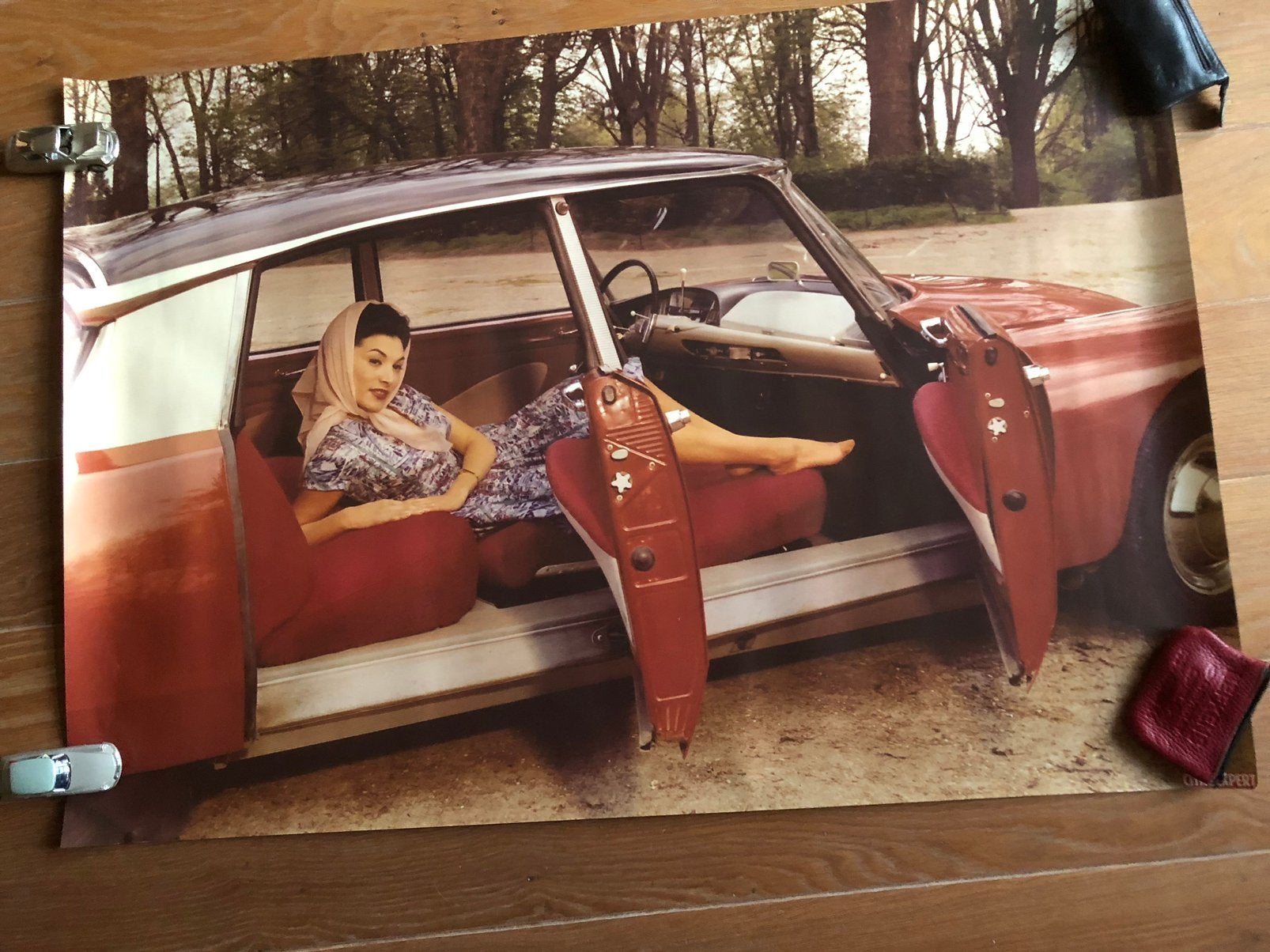 Mooie poster : dame in Citroën DS, Ophalen of Verzenden, Zo goed als nieuw, Auto's