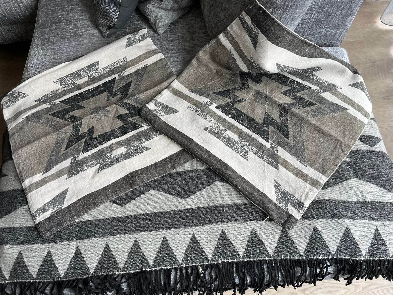 Plaid en 2 kussenhoesjes in kemlin print in taupe/bruin., Huis en Inrichting, Ophalen of Verzenden, Zo goed als nieuw
