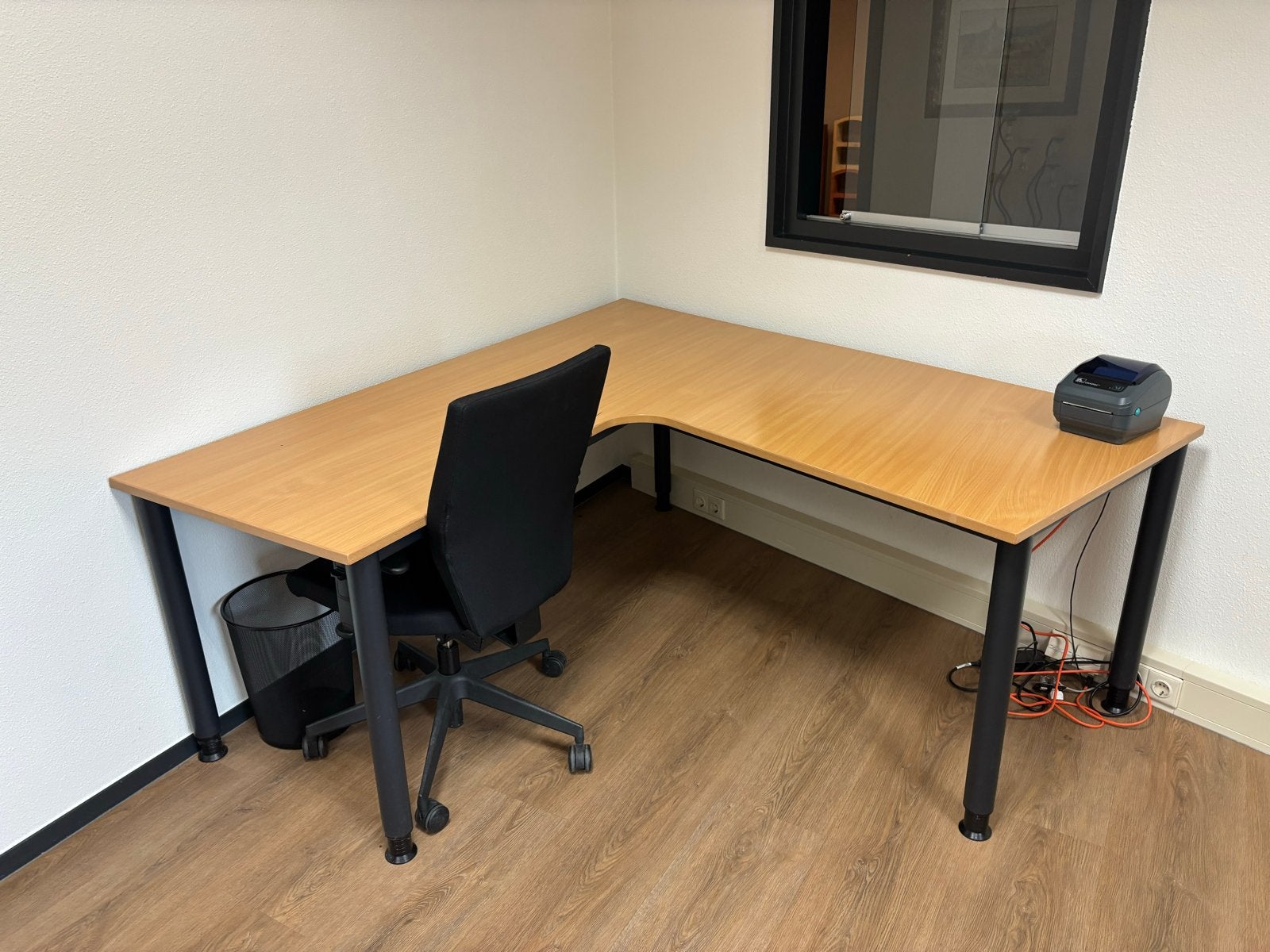 Foto 6 van 9 bureaus met bureaustoelen en ladenblokken - goede staat