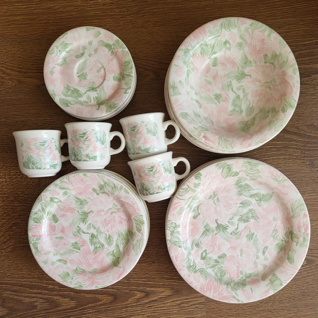 Servies voor 4 personen creme/wit met bloemmotief., Overige typen, Ophalen of Verzenden, Zo goed als nieuw, Overige stijlen