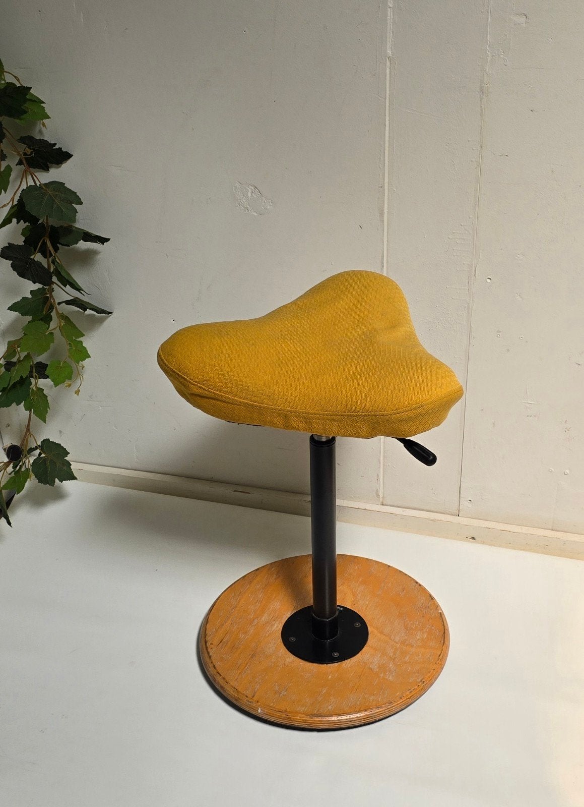 Stokke kruk geel in hoogte verstelbare ergonomische kruk, Ophalen, Gebruikt, In hoogte verstelbaar, Nvt