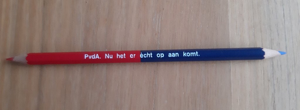 Potlood rood en blauw PvdA: "Nu het er écht op aan komt.", Ophalen of Verzenden, Zo goed als nieuw, Overige onderwerpen