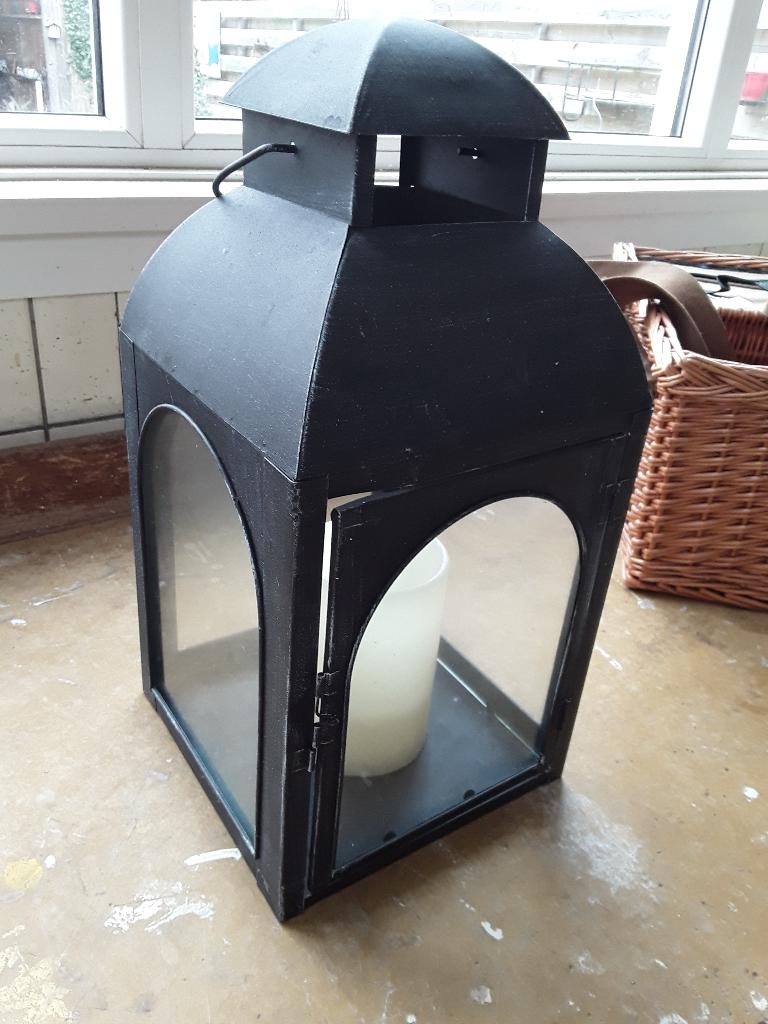 groot windlicht. zwarte kandelaar/lantaarn. metaal, Huis en Inrichting, Woonaccessoires | Kandelaars en Kaarsen, Ophalen, 25 tot 50 cm