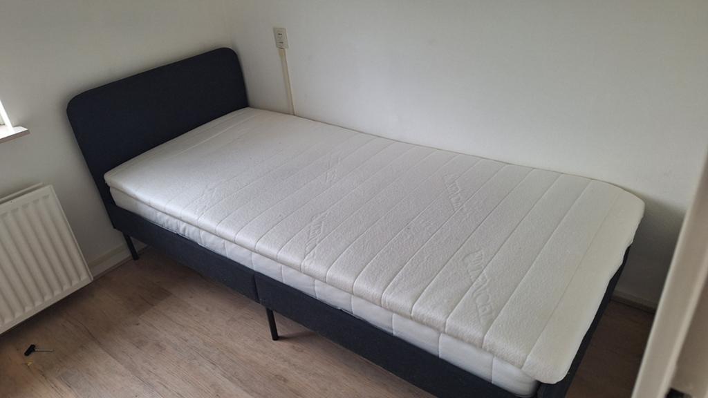 Eenpersoons IKEA bed met topper, Huis en Inrichting, Slaapkamer | Bedden, Ophalen, 90 cm, Eenpersoons, Wit