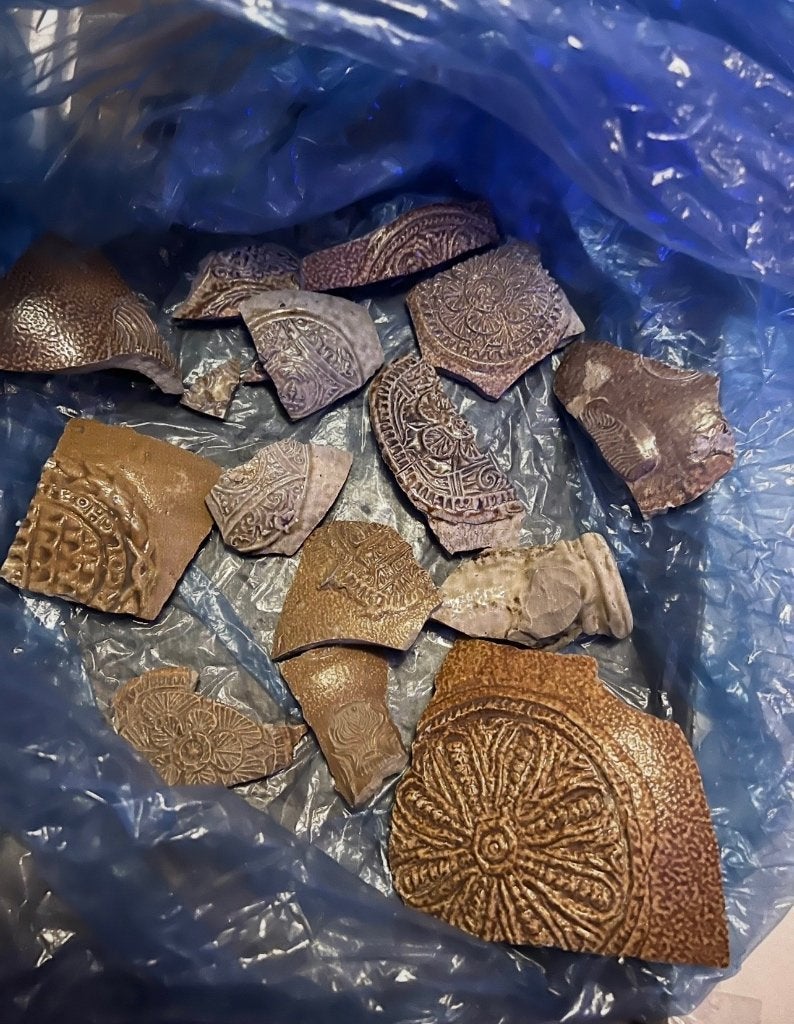 Groot lot 16e/17e-eeuwse scherven Baardmankruik, Verzenden