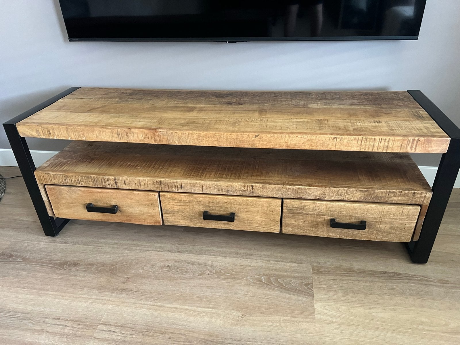 Industriële TV-dressoir van mangohout met 3 laden, Ophalen, 100 tot 150 cm, Zo goed als nieuw, Minder dan 100 cm