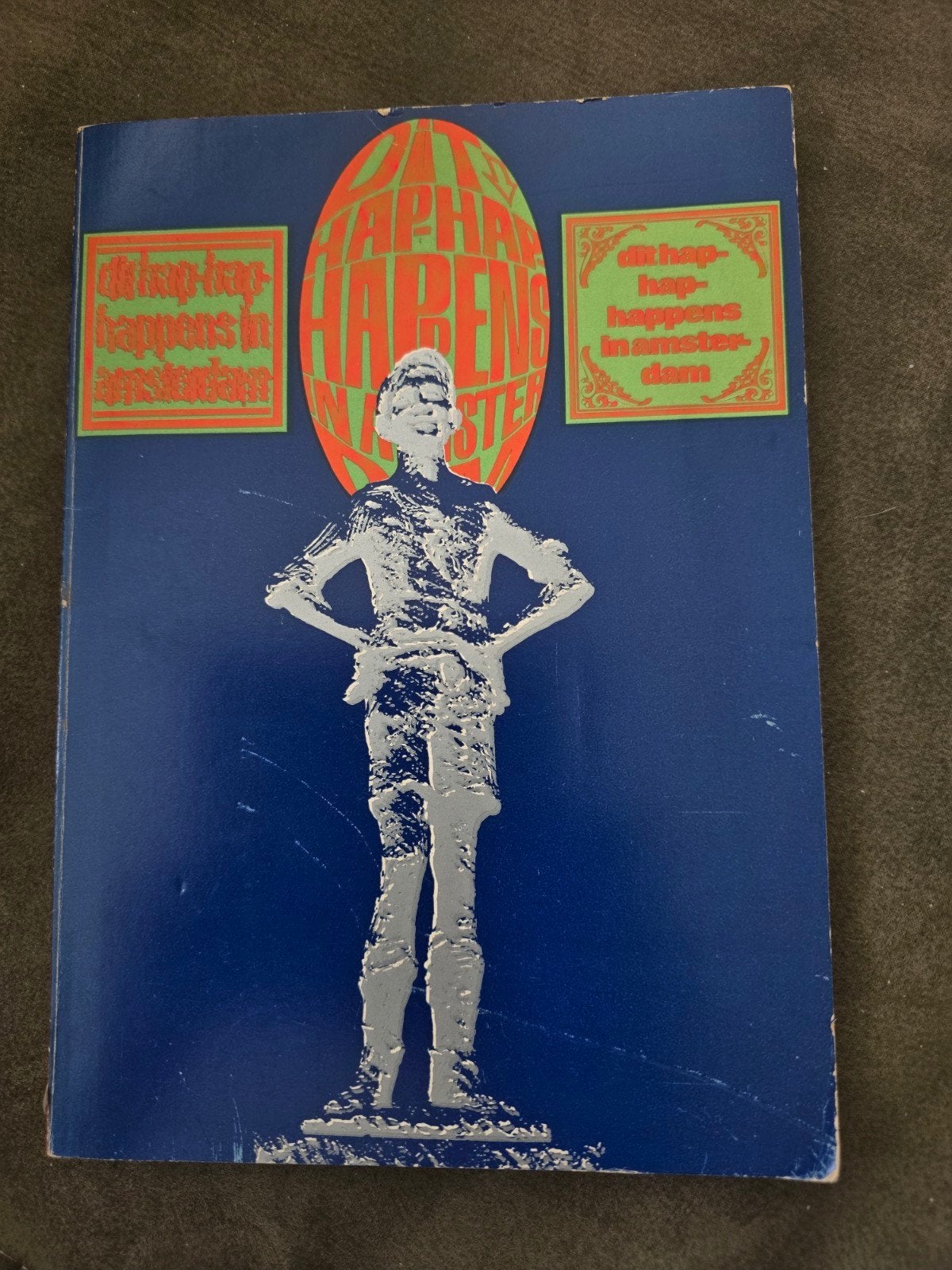 Dit Hap hap happens in Amsterdam - Cor Jaring, Ophalen of Verzenden, Gelezen, Overige onderwerpen, Bart Huges, Robert Jasper Grootveld, Simon Vinkenoog