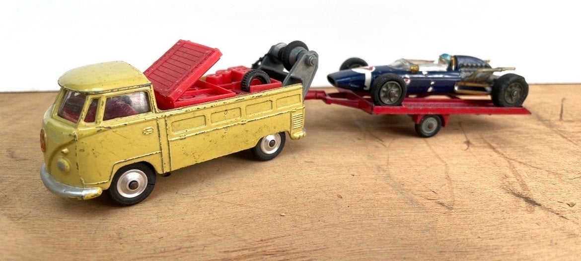 Corgi Toys VW Transporter met raceauto en trailer, Ophalen of Verzenden