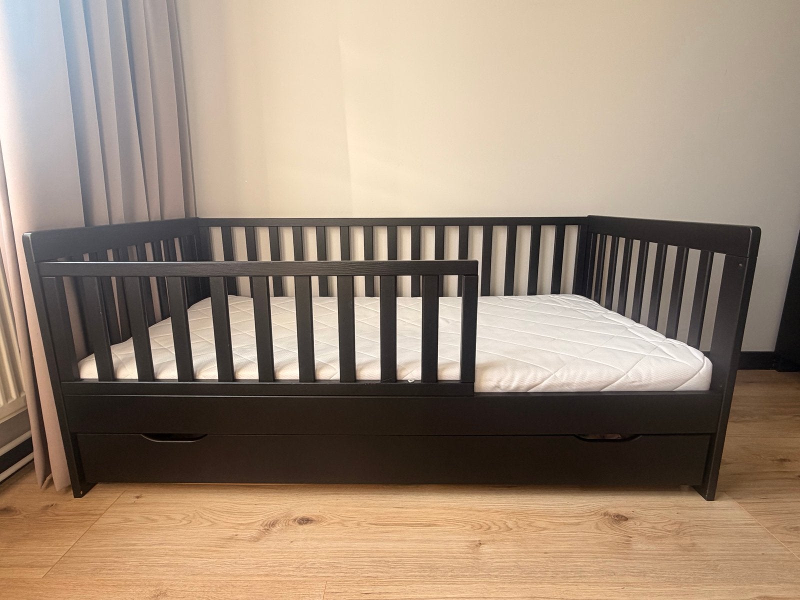 Petit Amelie peuterbed Plume zwart 140x70cm + matras, Ophalen, Gebruikt, 70 tot 85 cm, 140 tot 160 cm