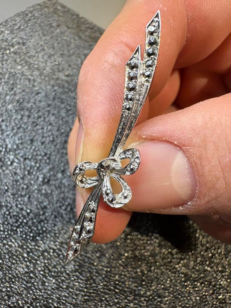 Vintage 835 zilveren broche met markasiet strikmotief, Sieraden, Tassen en Uiterlijk, Ringen, Zo goed als nieuw, Verzenden
