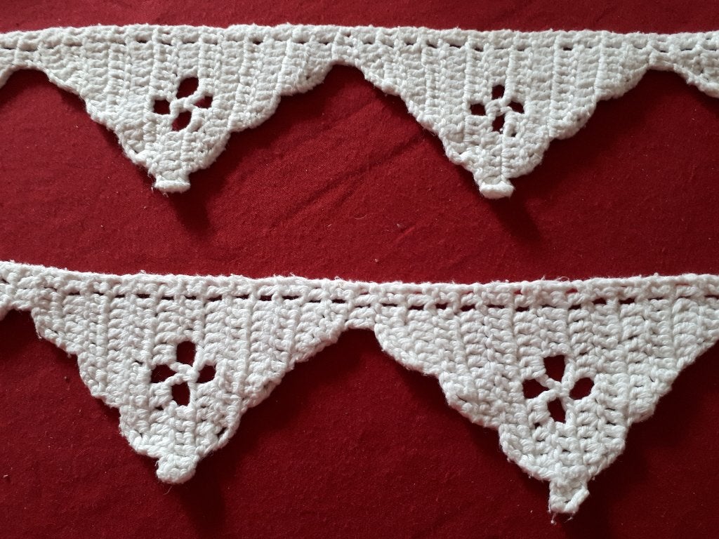 Een gezellig klein gehaakt gordijntje-kastrandje 112 x 7 cm, Ophalen of Verzenden
