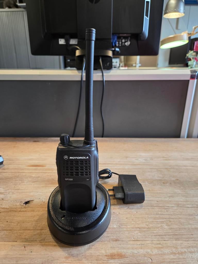Motorola GP320 VHF Portofoon met oplader, Ophalen of Verzenden, Gebruikt, 2 to 5 km, Portofoon of Walkie-talkie