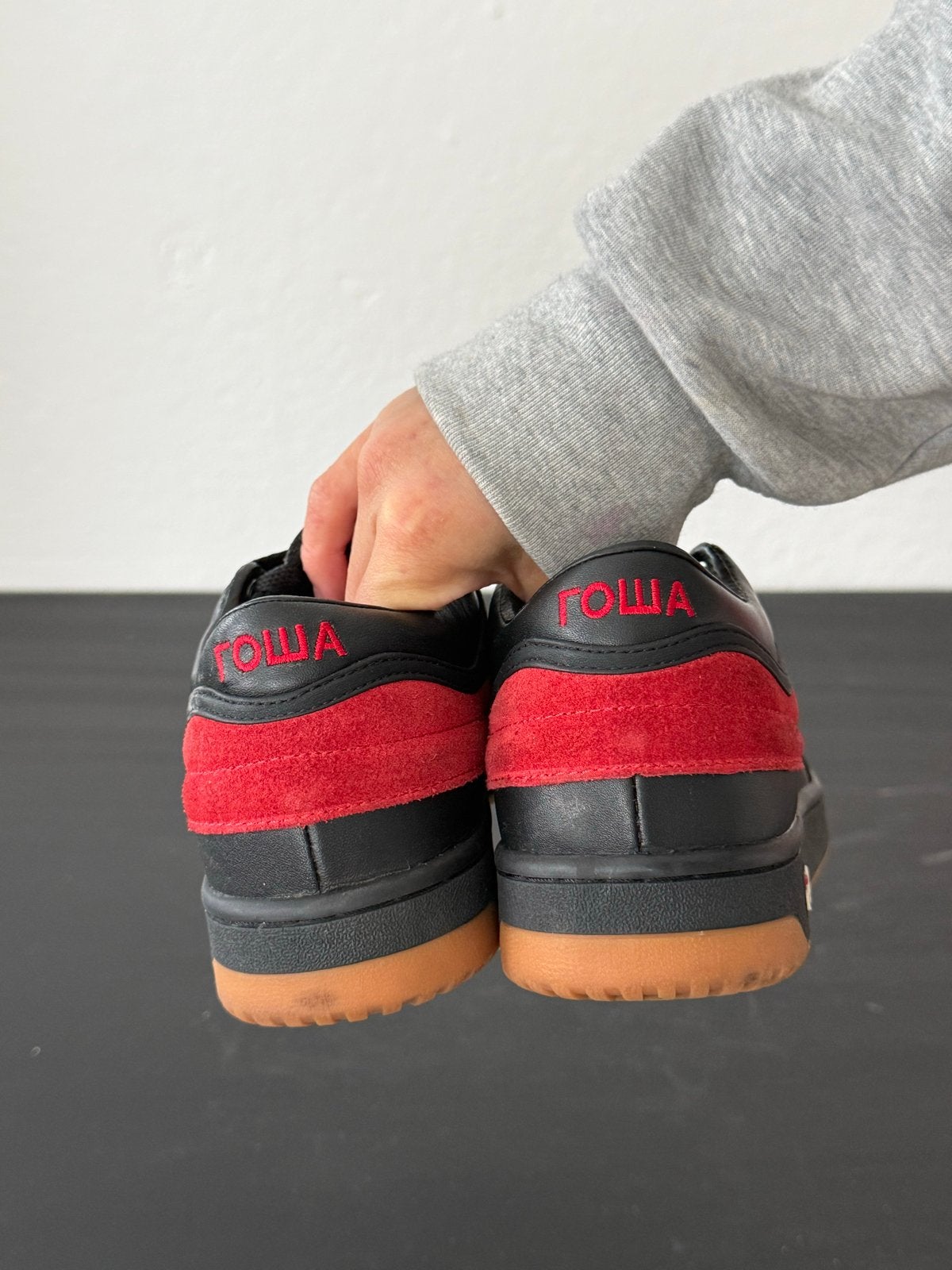 Fila T-1 Mid x Gosha Rubchinskiy Sneakers Zwart/Rood, Ophalen of Verzenden, Zo goed als nieuw, Zwart, Sneakers of Gympen