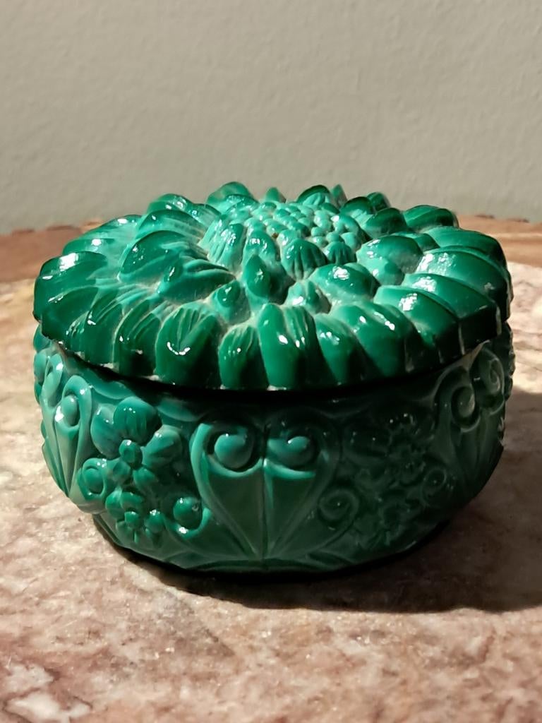 Art Nouveau groen persglazen dekselbakje gedecoreerd uilen, Antiek en Kunst, Ophalen of Verzenden