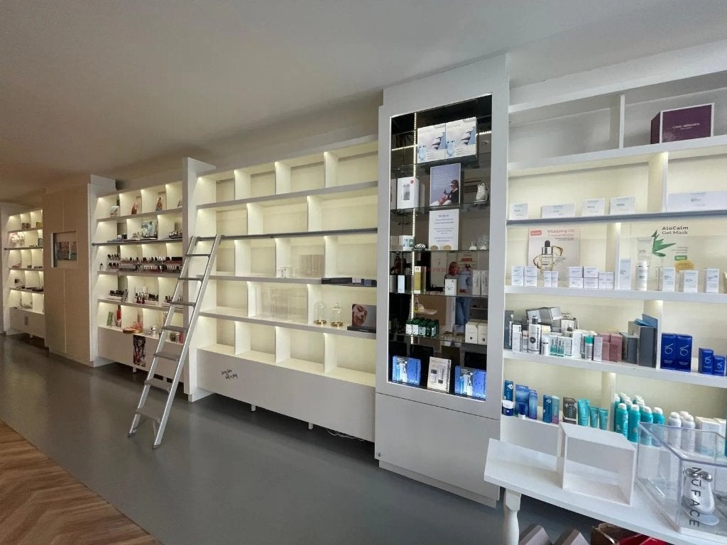 winkelinterieur schoonheidssalon/winkel/ salon gedemonteerd, Ophalen