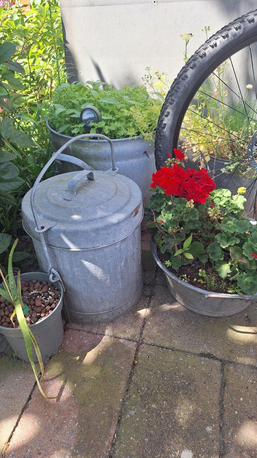Zinken emmer / plantenbak met vaste deksel, Ophalen, Gebruikt, Minder dan 60 cm, Rond