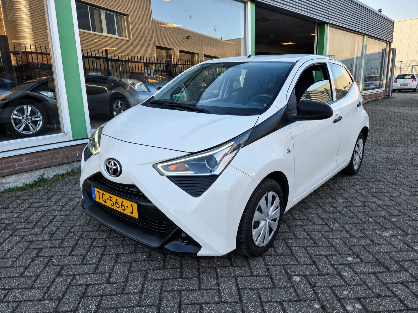 Toyota Aygo 1.0 VVT-i x-fun|AIRCO|BT|dealer onderhouden, Voorwielaandrijving, Gebruikt, Euro 6, 4 stoelen