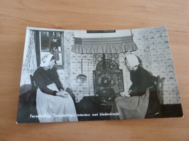 Terschelling 1965 Interieur en klederdracht, Ophalen of Verzenden, 1960 tot 1980, Gelopen, Waddeneilanden
