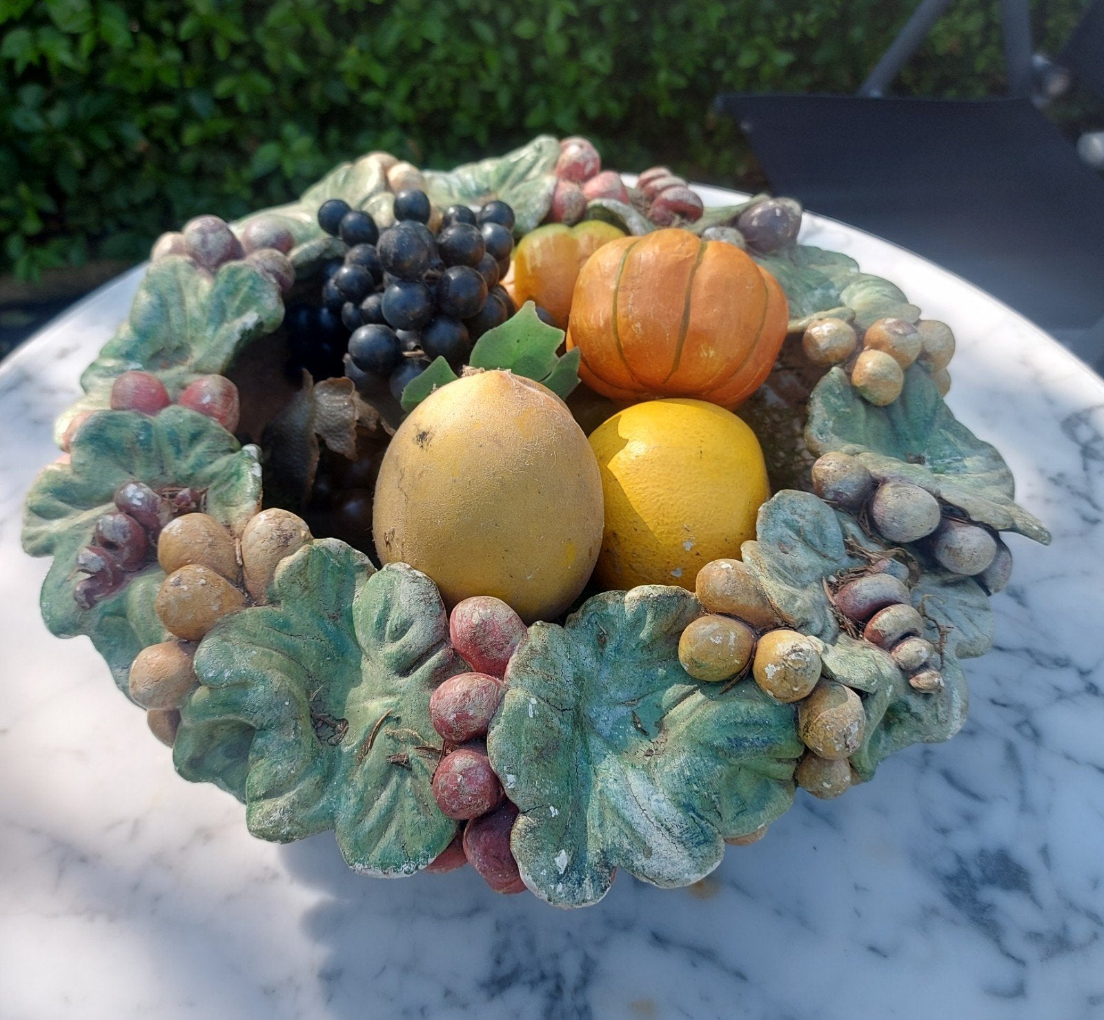 Antieke fruitschaal met opgelegde fruitrand aardewerk ø 35cm, Ophalen of Verzenden