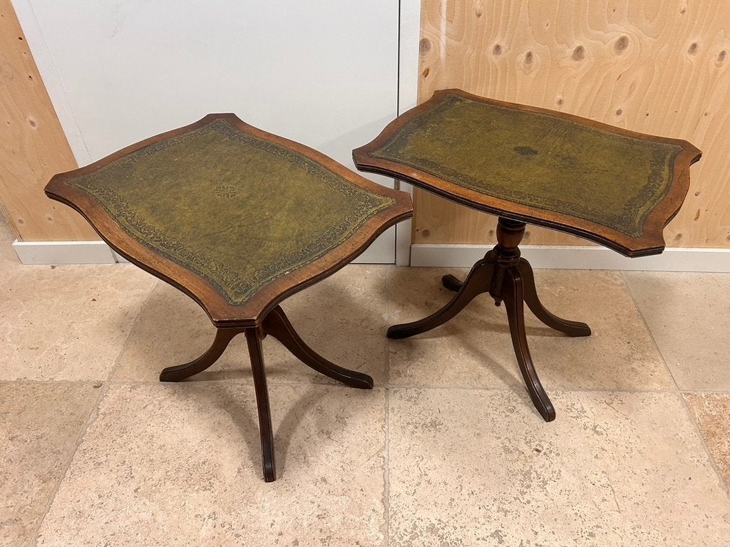 2 Reprodux bijzettafels groen leer mahonie, Huis en Inrichting, Minder dan 55 cm, Gebruikt, Vintage, Rechthoekig