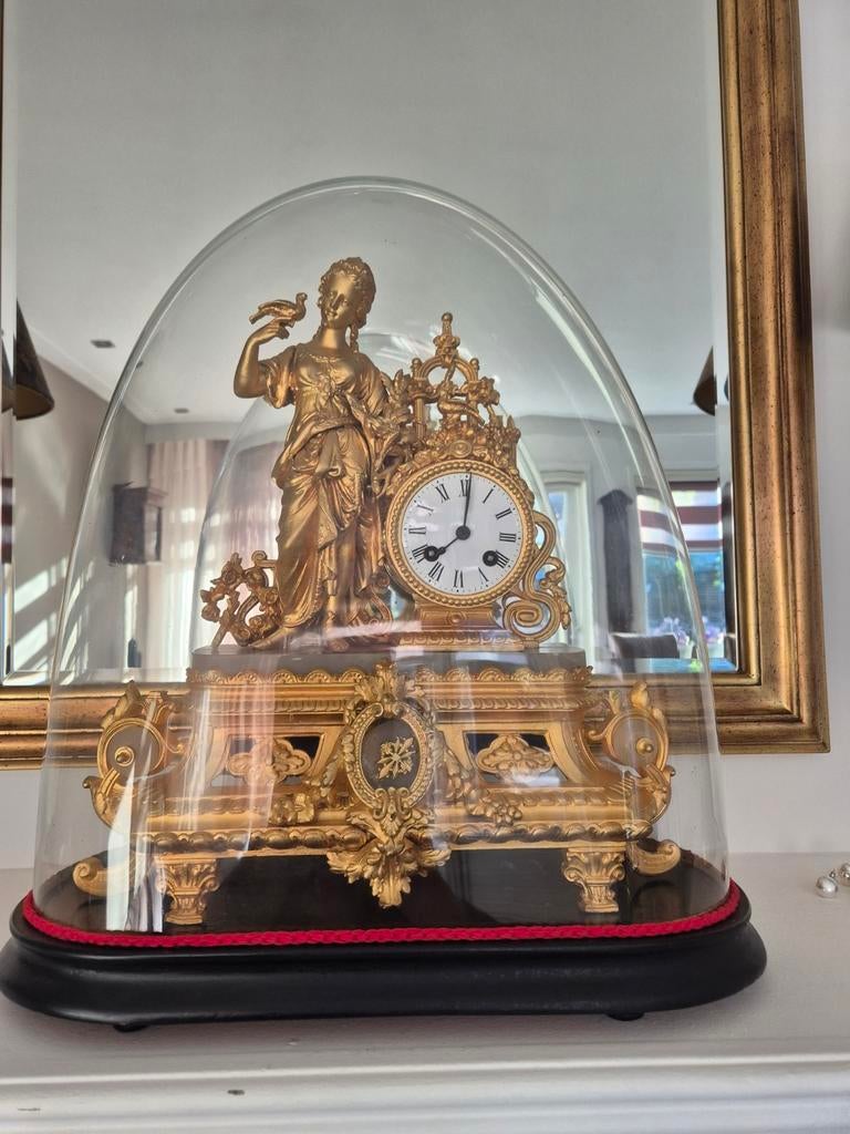 Antieke stolp met klok, Ophalen