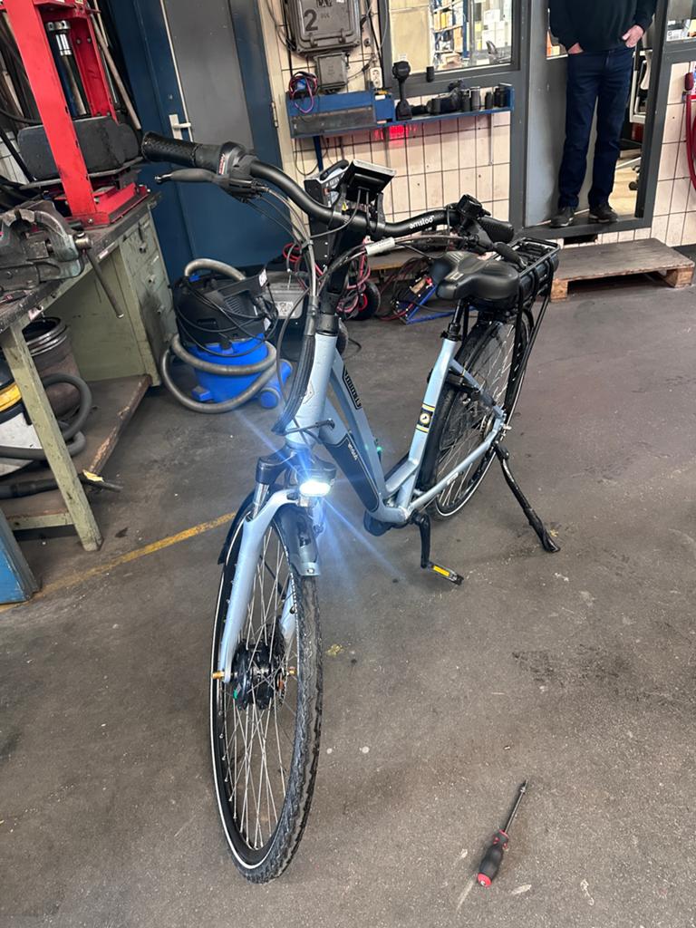 Amslod electrische dames fiets nieuwstaat, Zo goed als nieuw, 50 km per accu of meer, 55 tot 59 cm, Ophalen