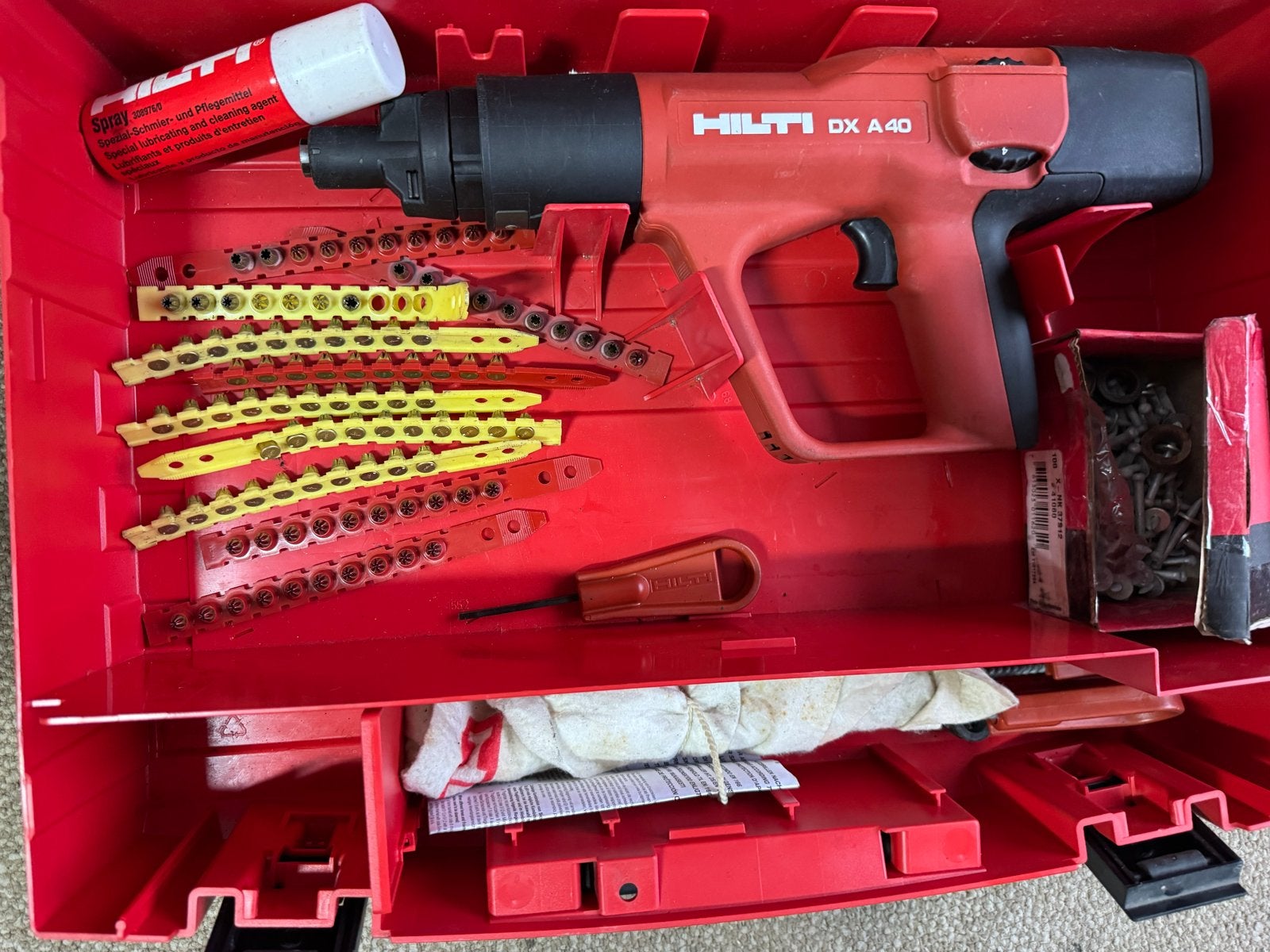 Hilti DX A40 Tacker met toebehoren en koffer, Ophalen of Verzenden, Gebruikt, Tacker/nietmachine, Hilti