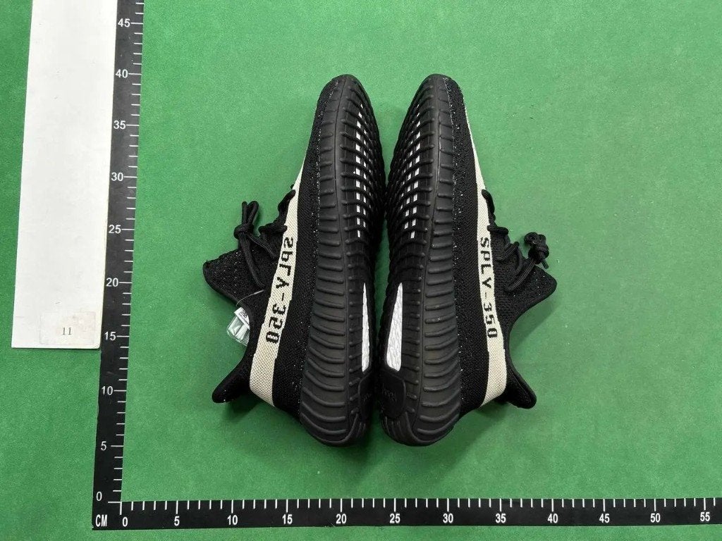 Yeezy Boost 350 v2, Kleding | Heren, Schoenen, Ophalen of Verzenden, Nieuw, Overige kleuren