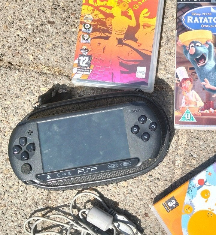 Sony PSP-E1004 met 3 games en hoesje, Overige modellen, Verzenden, Zwart, Gebruikt