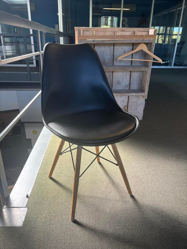 8x Zwarte stoelen met houten onderstel, Gebruikt, Zwart, Ophalen of Verzenden, Vijf, Zes of meer stoelen