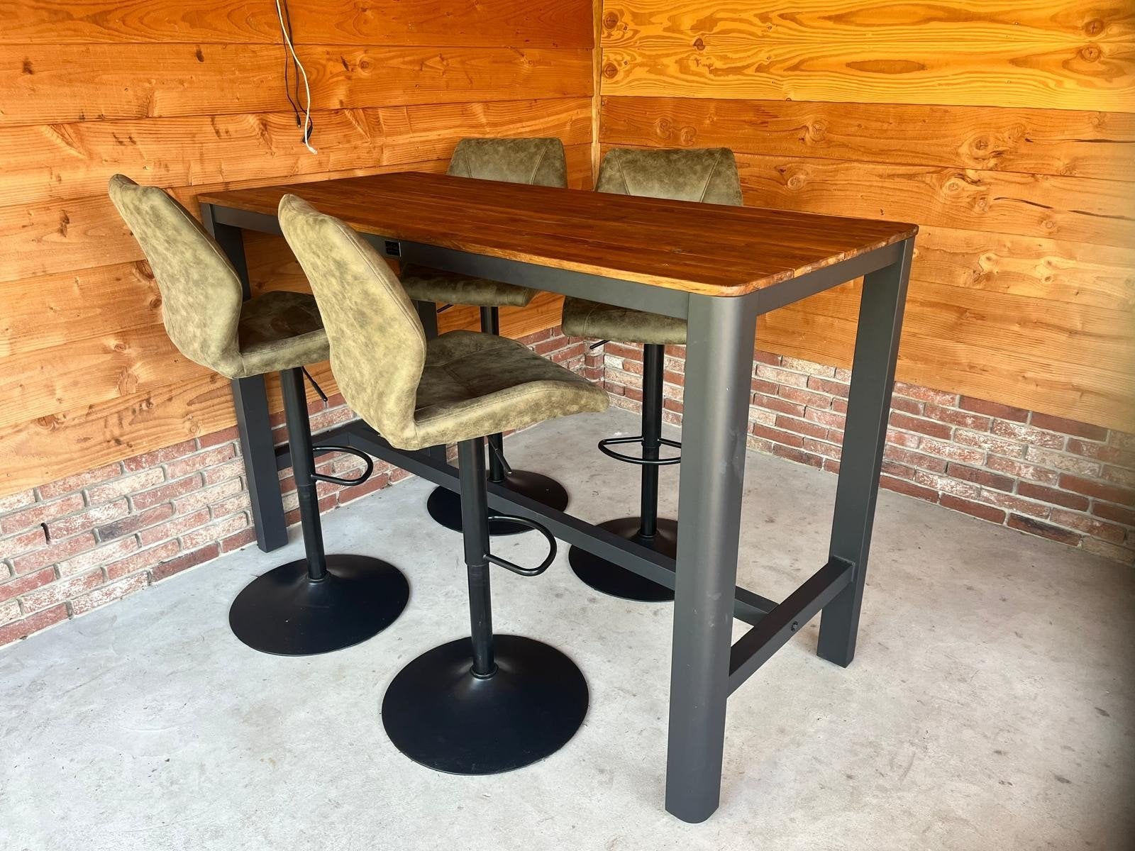 Mooie bartafel te koop inclusief in hoogte verstelb. krukken, Ophalen, Zo goed als nieuw, Inclusief barstoelen