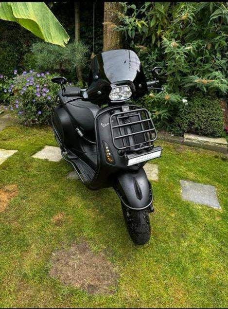 Matzwarte Vespa sprint notte met windscherm en valbeugels, Fietsen en Brommers, Scooters | Vespa, Ophalen, Gebruikt, Maximaal 45 km/u