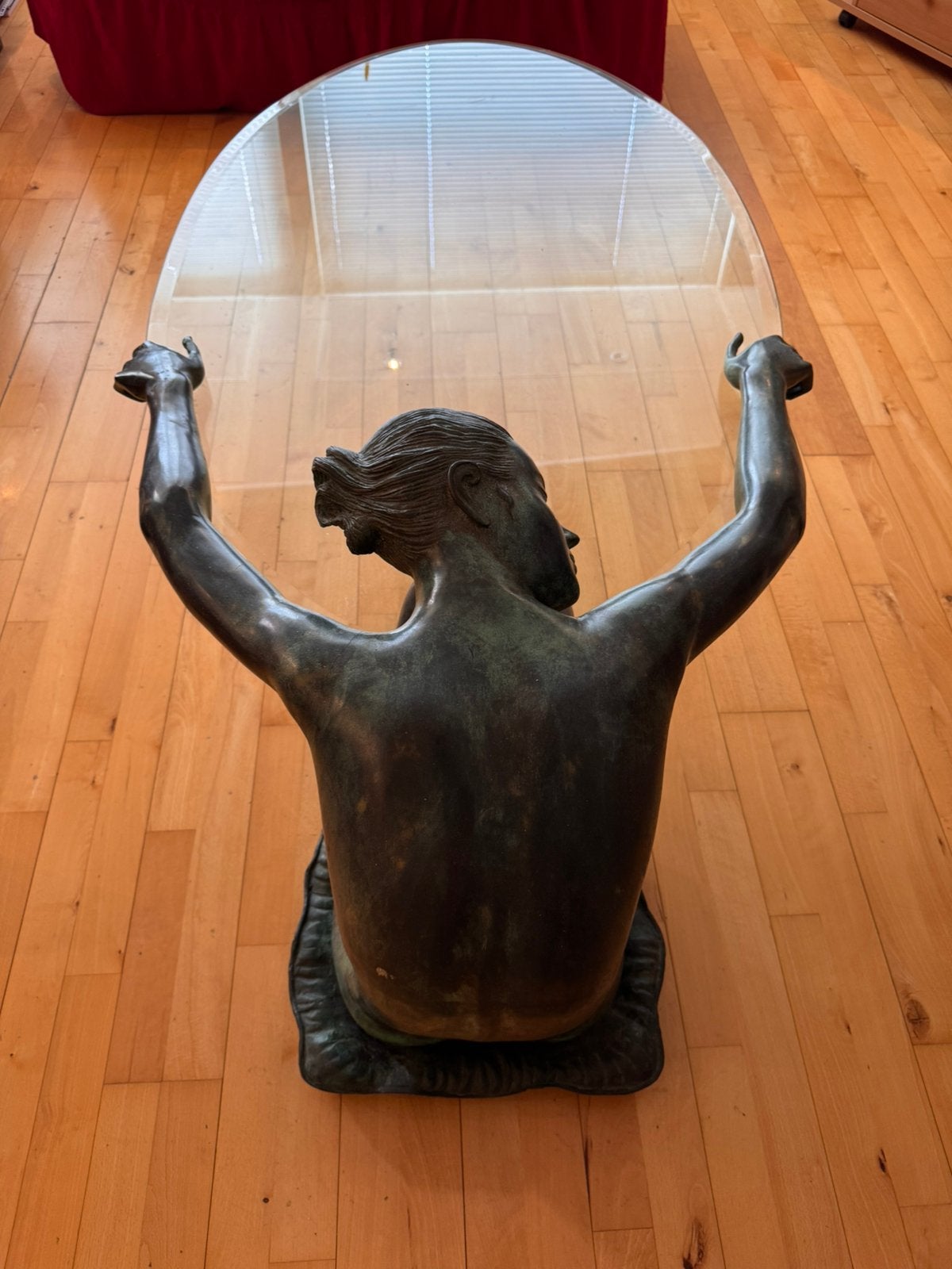 Vrouwfiguur houdt glazen salontafel vast, Ophalen, Gebruikt, 100 tot 150 cm, Romantisch, eclectisch