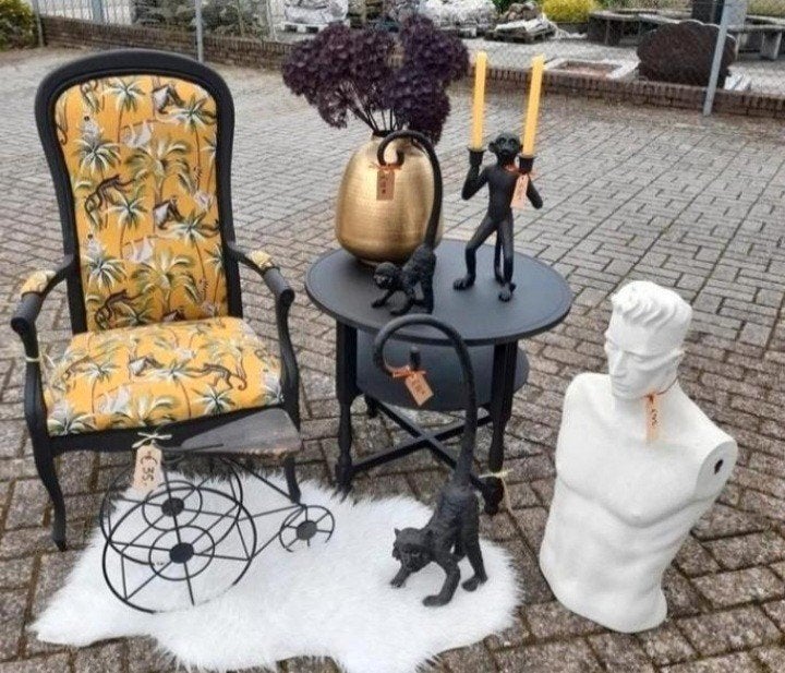 Stoere Queen ann fauteuil met aapjes, Ophalen