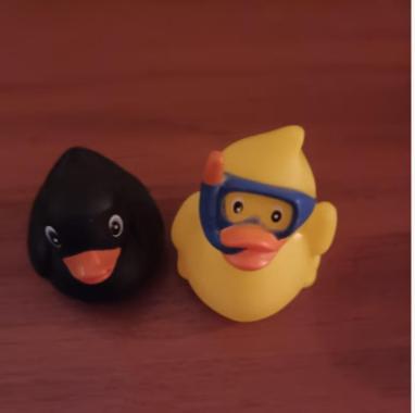 2x Eend/ Duck/ Badeend, Ophalen of Verzenden, Donald Duck, Zo goed als nieuw, Beeldje of Figuurtje