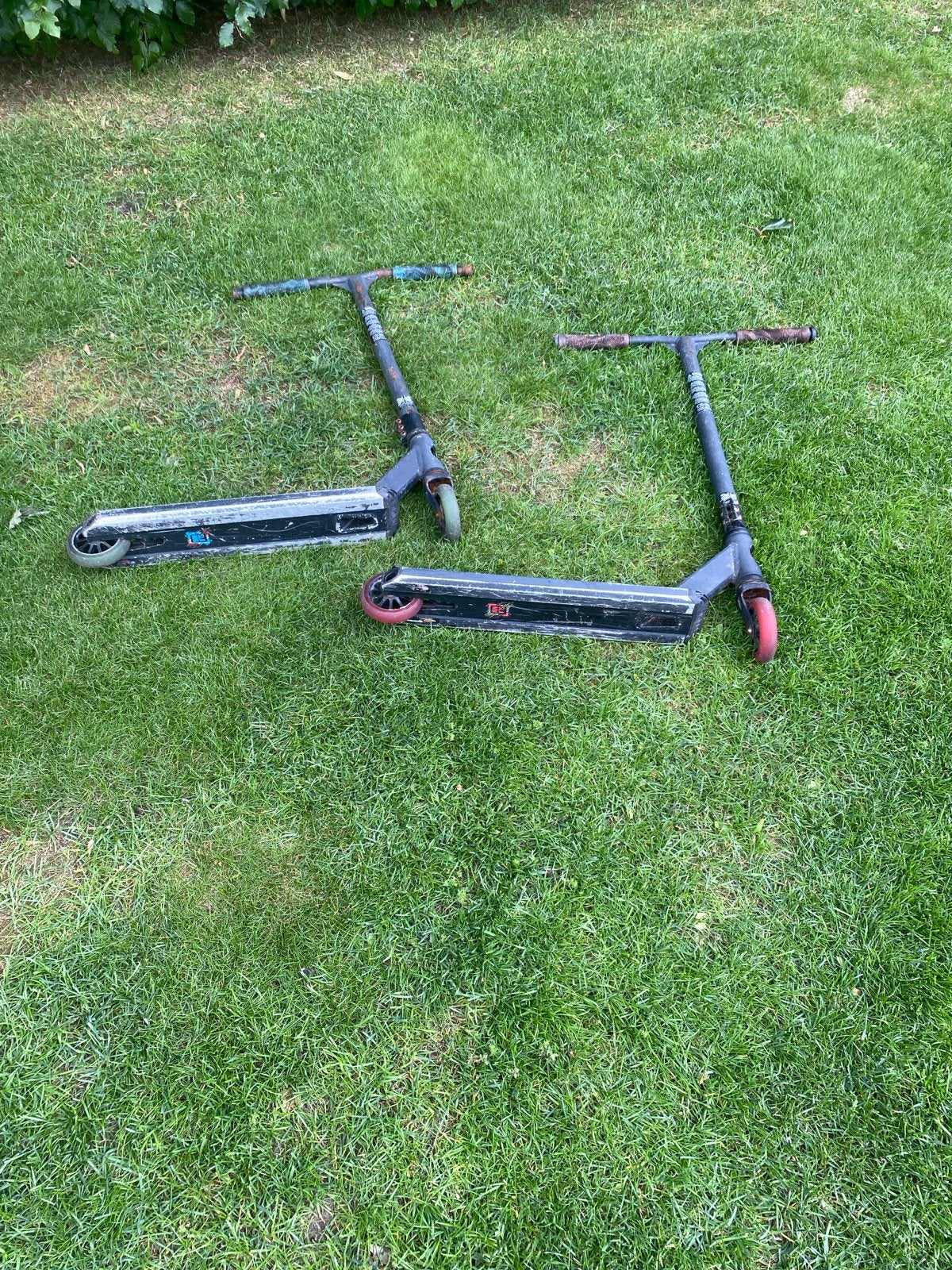 Twee gebruikte stuntsteppen, één met licht gebogen stuur, Fietsen en Brommers, Ophalen of Verzenden, Gebruikt, Gewone step