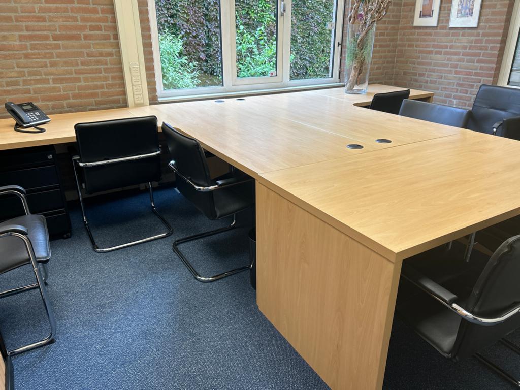 Groot hoekbureau met lichte houtafwerking, Huis en Inrichting, Bureaus, Ophalen of Verzenden, Gebruikt
