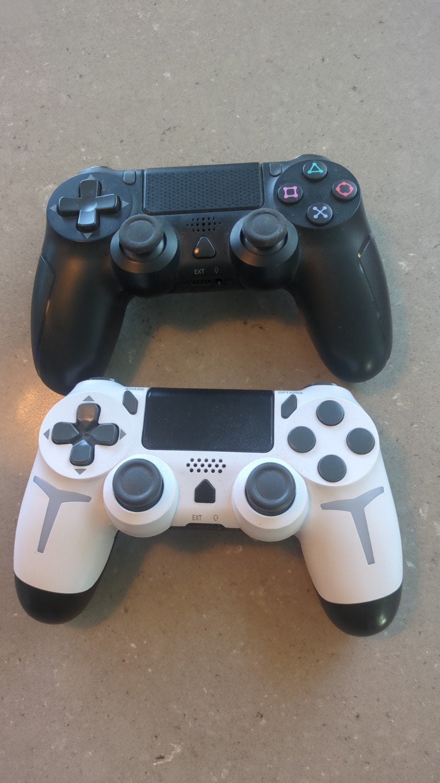 2x PlayStation 4 Controllers - Zwart en wit kan ook per stuk, Spelcomputers en Games, Spelcomputers | Sony PlayStation Consoles | Accessoires