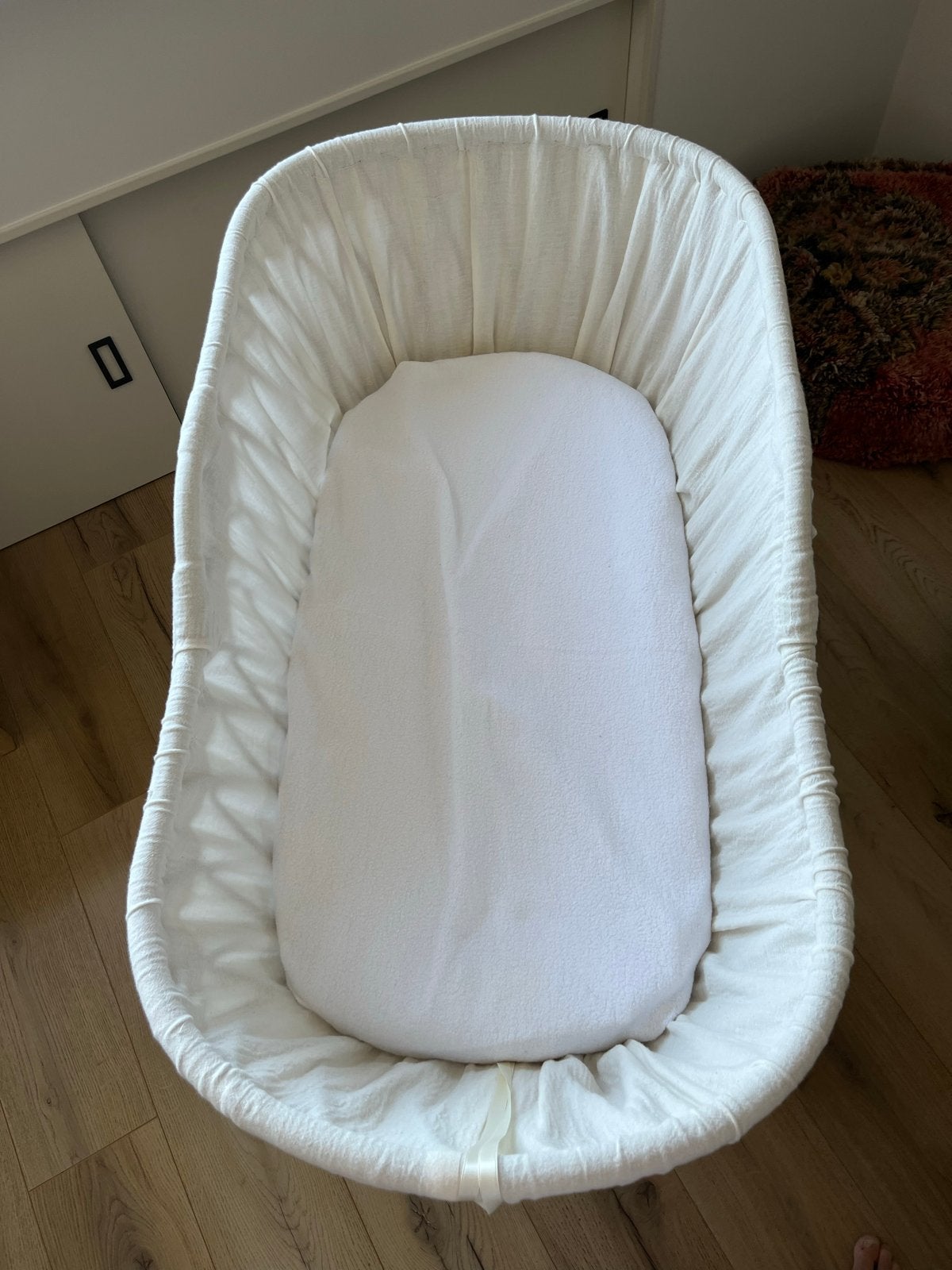 Ouderwetse rotan wieg met onderstel en matrasje, Ophalen, Gebruikt, Wieg