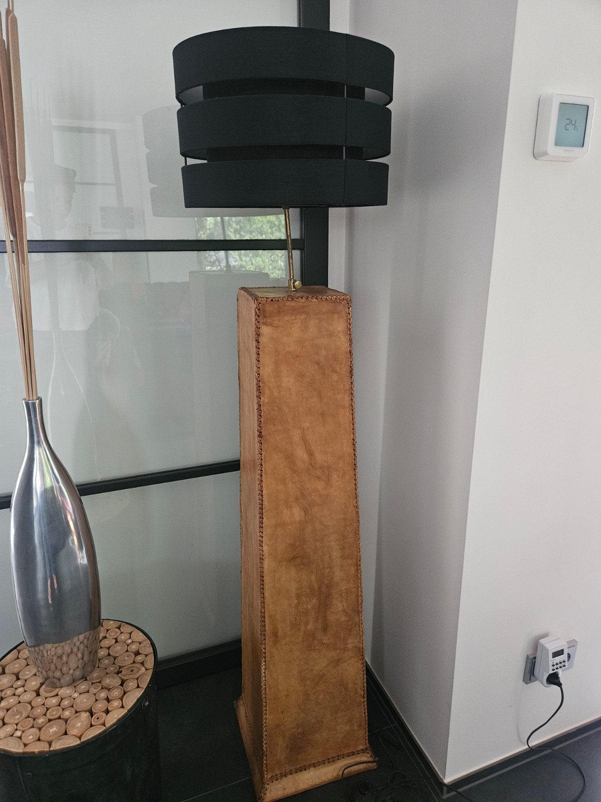 2x Unieke Staande Lamp met Leren Voet en Zwarte Kap, Ophalen, Modern, Industrieel, Landelijk, Gebruikt, 150 tot 200 cm