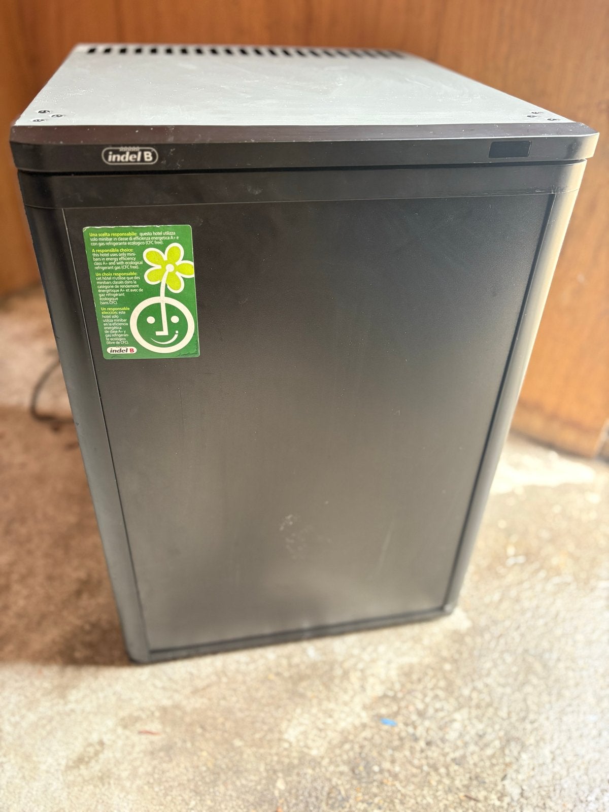 Indel B minibar koelkastje - Compact en energiezuinig, Ophalen, Minder dan 85 cm, Minder dan 75 liter, 45 tot 60 cm