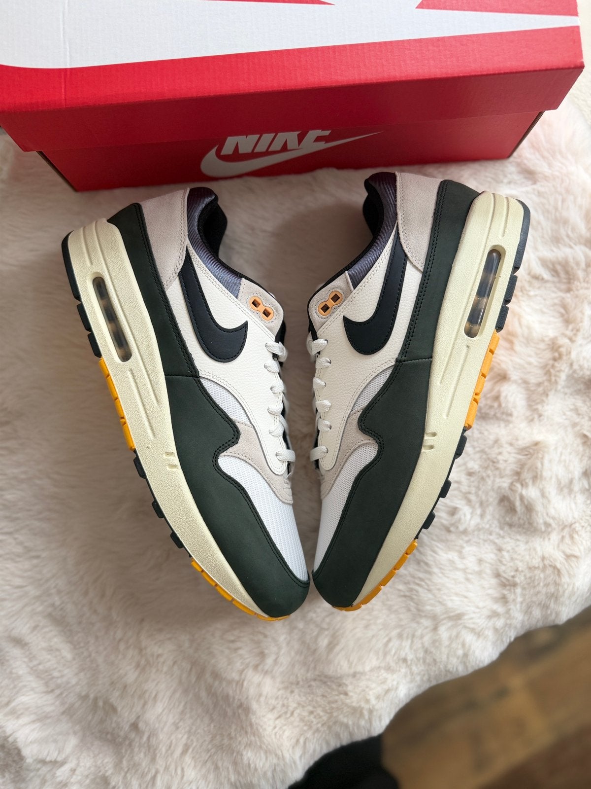 Nike Air Max 1 Zwart Goud Geel Beige EU 47 AirMax One nieuw, Overige kleuren, Nieuw, Ophalen of Verzenden, Sneakers of Gympen