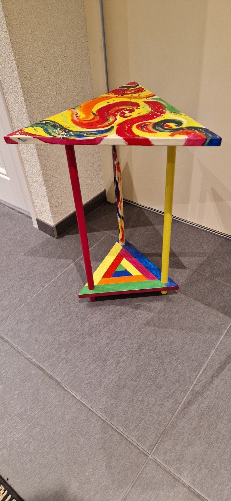 Kleurrijke design bijzettafel, gesigneerd 'Thepasa '06', Antiek en Kunst, Kunst | Designobjecten, Ophalen, Meerkleurig, Hout, Handgemaakt