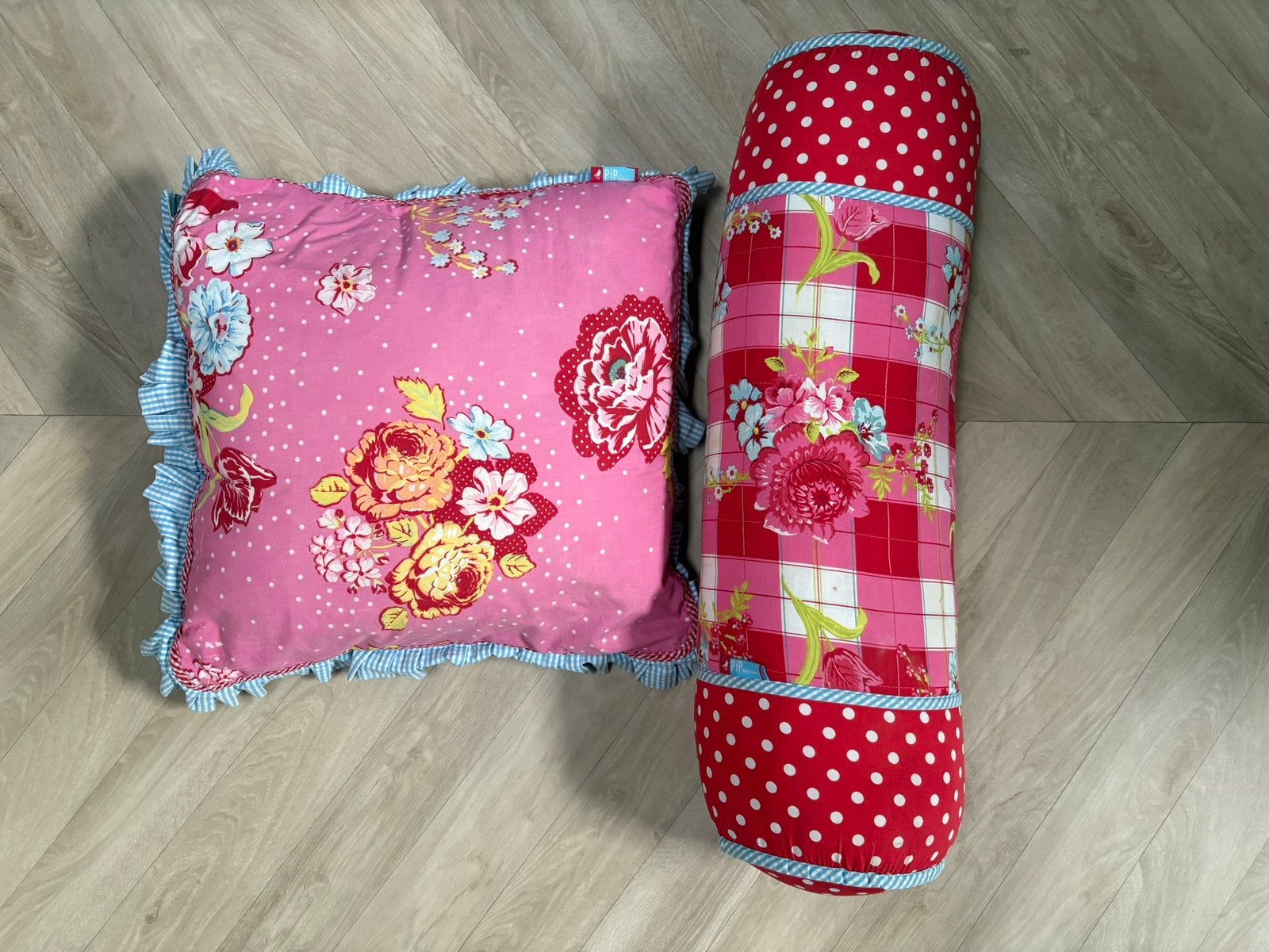 Twee vrolijke sierkussens van het merk Pip Studio, Pip Studio, Ophalen of Verzenden, Zo goed als nieuw, Pip
