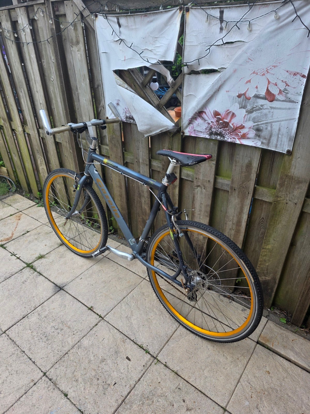 Stoere hybride met opvallende gele velgen, Gebruikt, Velgrem, 53 tot 57 cm, Ophalen