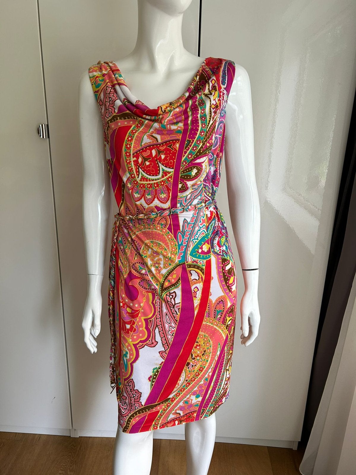 Kleurrijke Paisley Jurk met Gouden Kettingriem, Kleding | Dames, Jurken, Meerkleurig, Zo goed als nieuw, Boven de knie, Ophalen