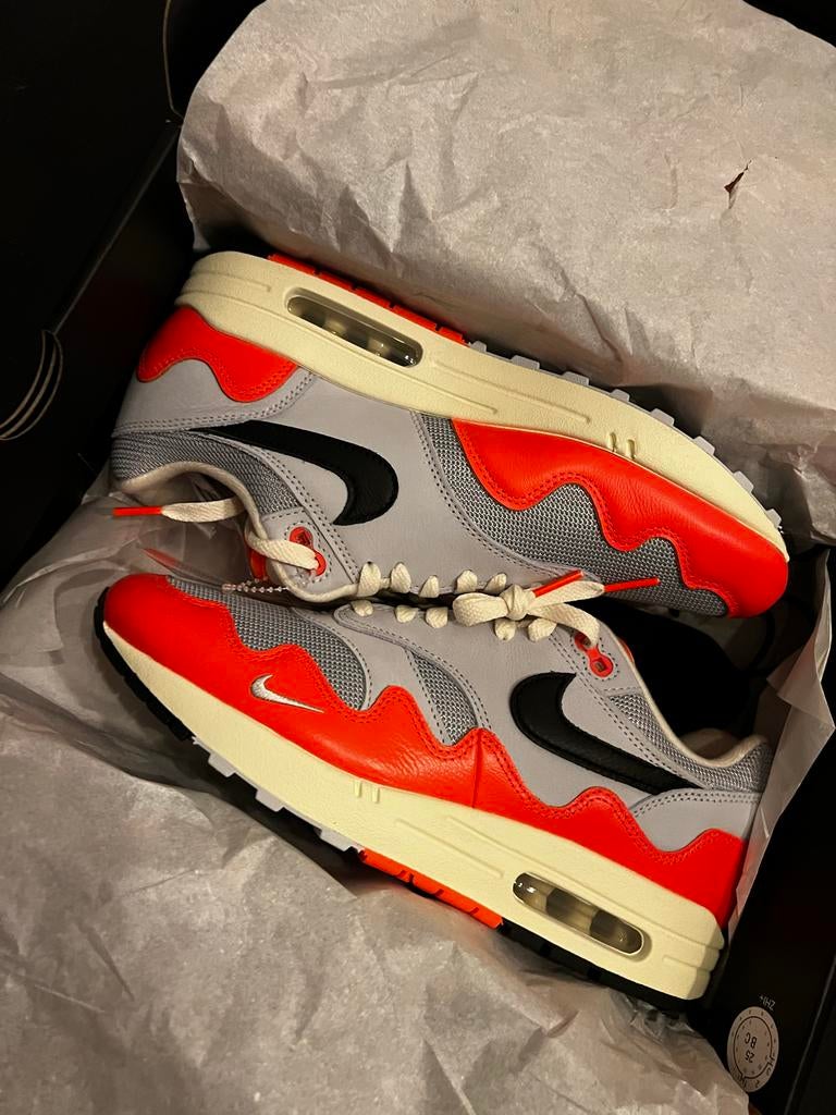 Te koop: Patta x Nike Air Max 1 Hyper Crimson / Zwart – 42,5, Ophalen of Verzenden, Nieuw, Overige kleuren, Sneakers of Gympen