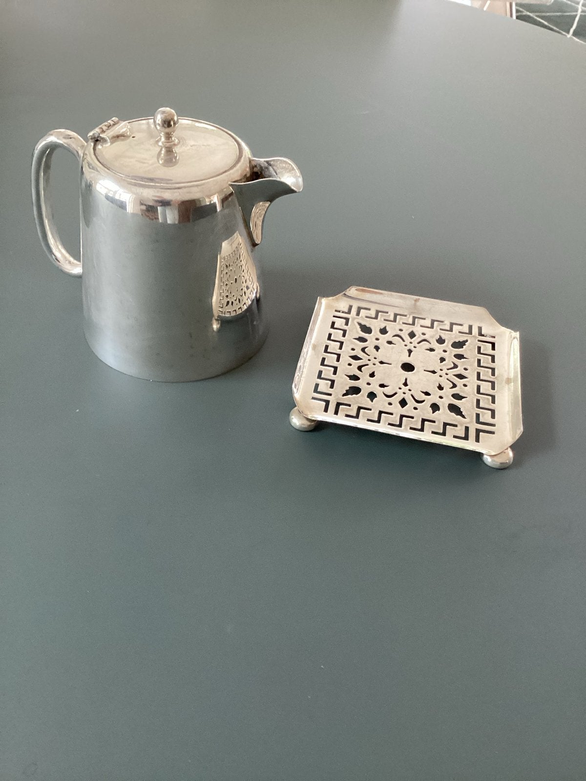Verzilverde theepot met onderzetter, Antiek en Kunst, Antiek | Goud en Zilver, Ophalen of Verzenden, Zilver