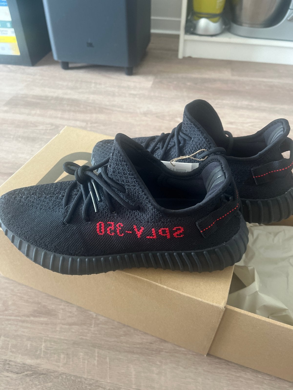 Yeezy boost bred 350 V2, Kleding | Heren, Schoenen, Ophalen, Nieuw, Zwart