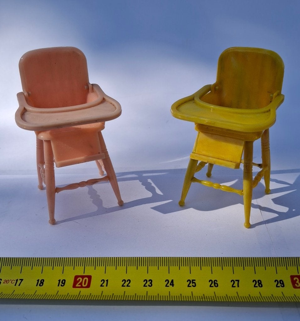 KINDERSTOELEN BEHORENDE BIJ JAREN 50 POPPENHUIS, Ophalen of Verzenden